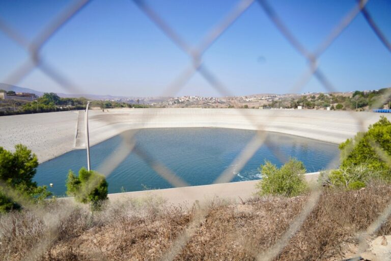 Vista del pantano de las Adelfas en Melilla parcialmente lleno de agua.