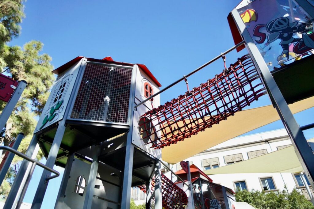 Estructura de juegos en el parque infantil renovado de Melilla