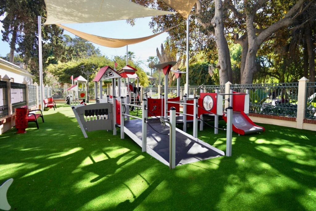 Zona infantil renovada en el Parque Hernández con juegos para niños