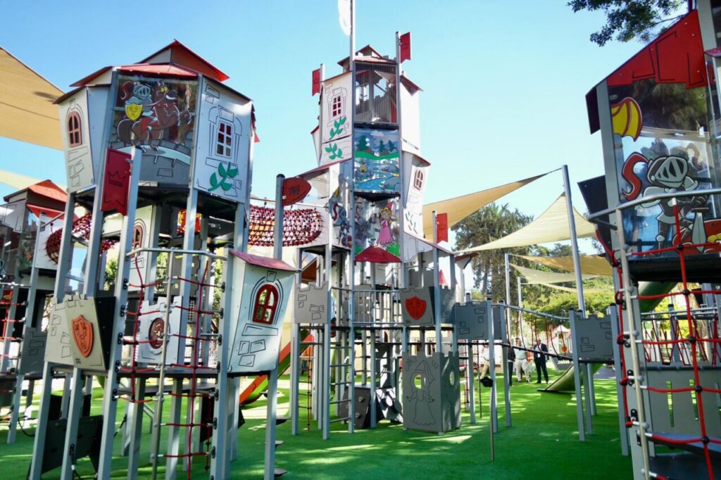 Zona infantil renovada en el Parque Hernández con juegos para niños
