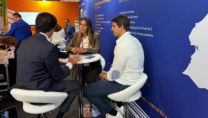 Reunión en el evento Startup OLÉ Salamanca sobre innovación tecnológica