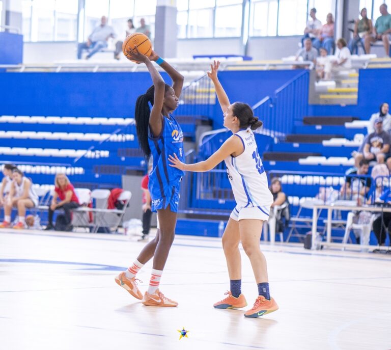 Jugadora de baloncesto lanzando el balón en un partido