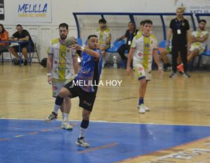 Jugador del Club Melilla Balonmano lanzando en un partido