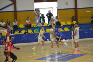 Jugador lanzando el balón en un partido de balonmano