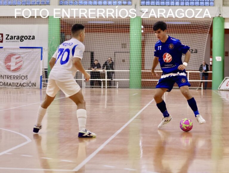 Jugadores de fútbol sala en acción durante un partido