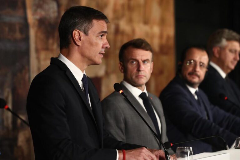 Pedro Sánchez hablando en la reunión del MED9 con otros líderes europeos