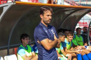 Pepe Arredondo, entrenador del filial de la U.D. Melilla, en el banquillo.