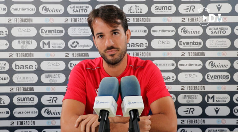 Pepe Arredondo en conferencia de prensa como entrenador del U.D. Melilla B