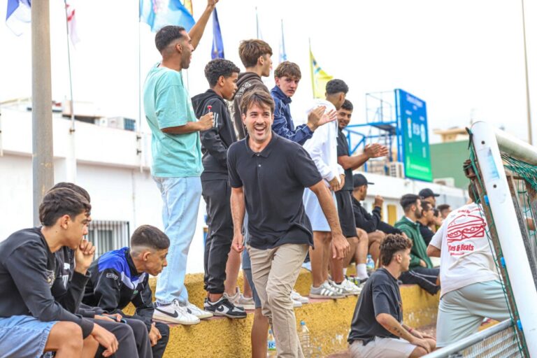 Pepe Arredondo sonriendo con jóvenes en un evento deportivo
