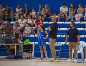 Pepe Torrubia en un partido de baloncesto con espectadores en las gradas.