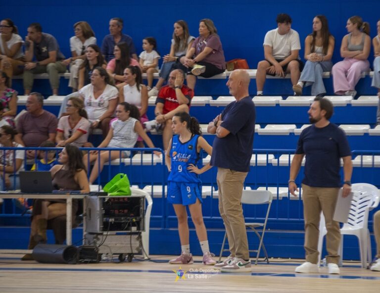 Pepe Torrubia en un partido de baloncesto con espectadores en las gradas.