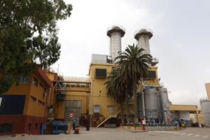 Planta de energía eléctrica de Endesa en Melilla con palmeras