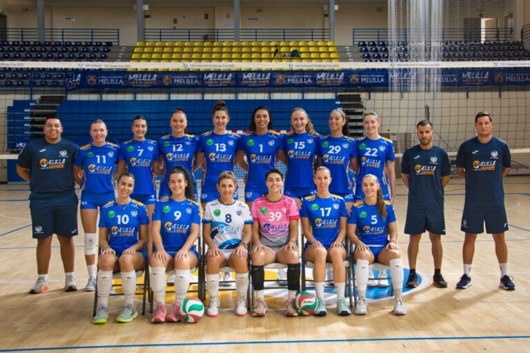 Equipo femenino de voleibol del Club Voleibol Melilla posando en el pabellón
