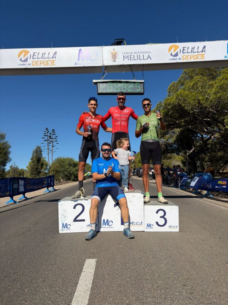 Podio de ganadores en la competición de mountain bike en Melilla