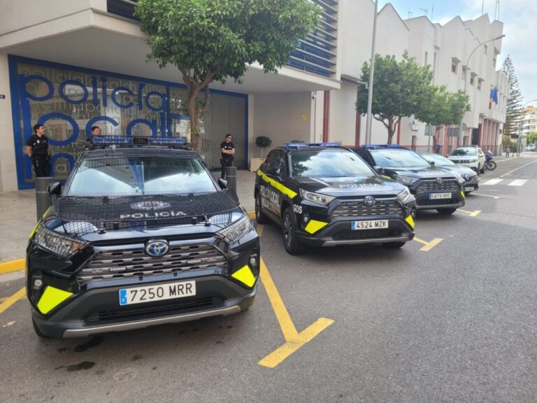 Vehículos de la policía local en Melilla estacionados en la calle.