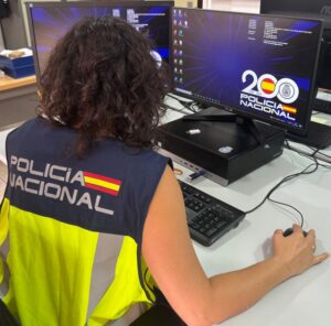 Agente de la Policía Nacional trabajando en un ordenador en Melilla
