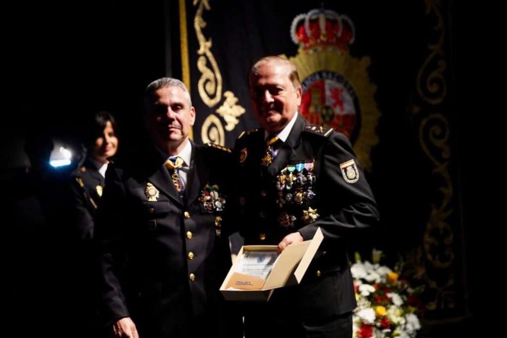 Dos oficiales de la Policía Nacional en ceremonia de condecoración en Melilla