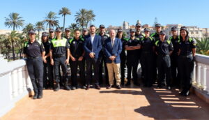 Grupo de policías portuarios en Melilla posando en un balcón