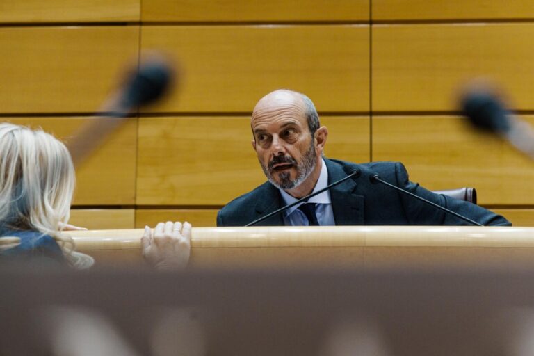 Senador discutiendo en el Senado sobre los Presupuestos Generales de 2026