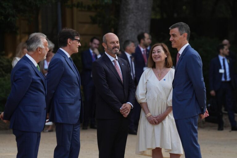 Reunión de miembros del PP en el Senado discutiendo sobre los presupuestos