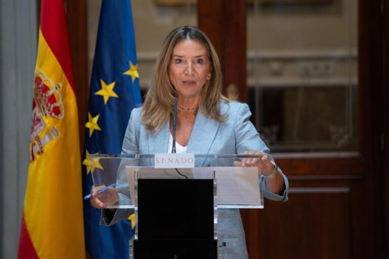 Portavoz del PP en el Senado durante una rueda de prensa