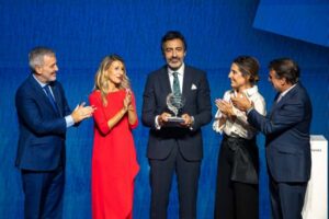 Juan del Val recibiendo el Premio Planeta 2025 en un evento literario