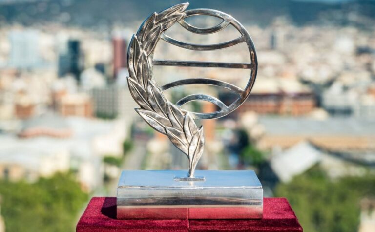 Trofeo del Premio Planeta 2025 en un fondo urbano difuminado