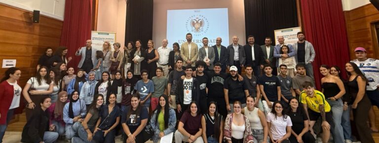 Grupo de asistentes en la presentación de guías de alfabetización mediática en Melilla.