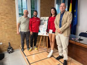 Presentación de las II Jornadas de Tenis Playa en Melilla con participantes y cartel.