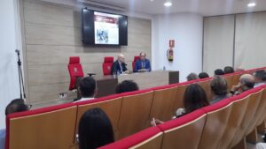 Presentación del libro Tetuán y Larache en un salón de actos