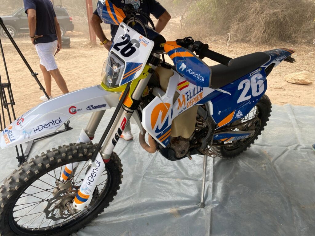 Motocicleta de competición con el número 26 y colores de Melilla