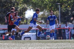 Jugadores de U.D. Melilla B en acción durante un partido de fútbol