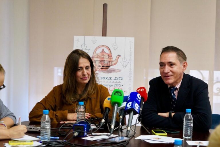 Fadela Mohatar e Ignacio Ruiz en conferencia de prensa sobre plaza de director general.