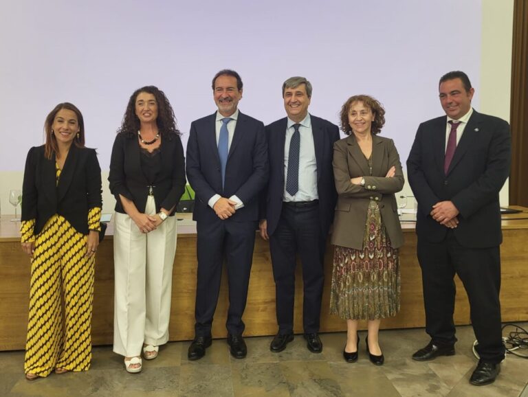 El profesor Oswaldo Lorenzo Quiles junto a colegas en la ceremonia de cátedra universitaria