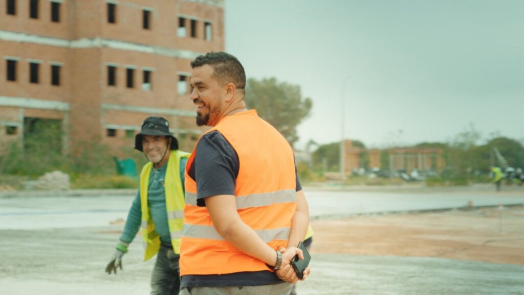 Trabajadores de la empresa Promeco 2000 en un sitio de construcción