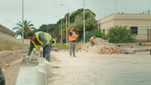 Trabajadores en un sitio de construcción de Promeco 2000 S.L.