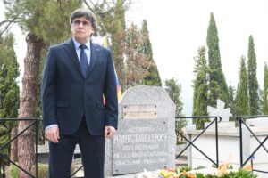 Carles Puigdemont en un acto en un cementerio junto a una tumba