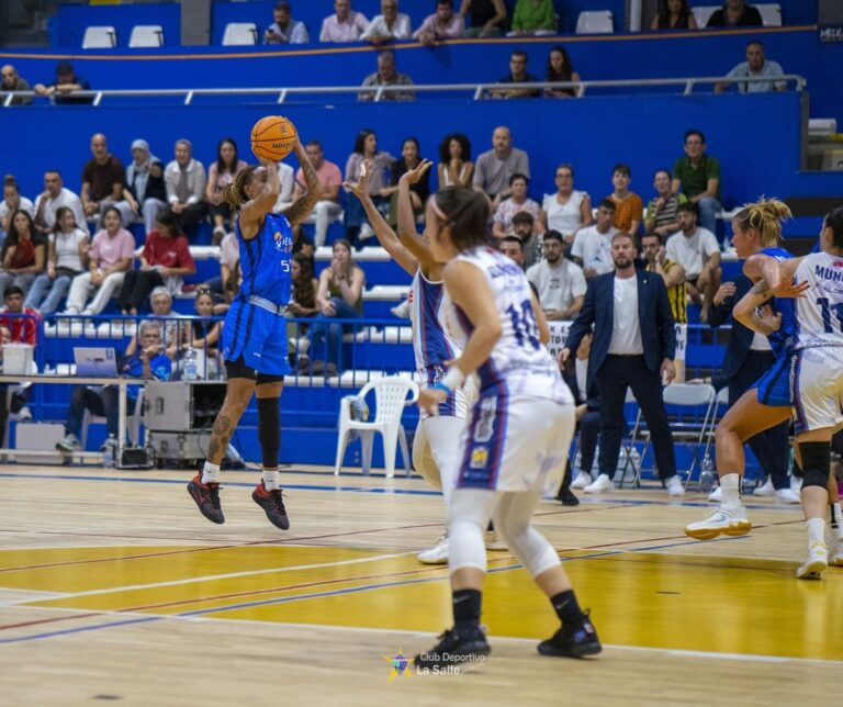 Jugadora Raphaella Monteiro lanzando a canasta en un partido de baloncesto