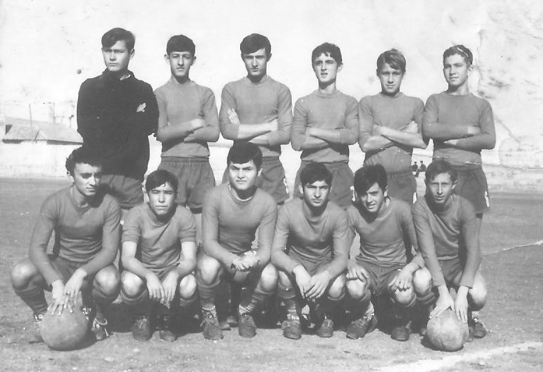 Equipo de fútbol juvenil del Real Juvenil en Melilla posando en el campo.