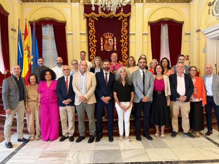 Grupo de personas en la recepción oficial del Congreso Internacional Esfera Joven 2025.