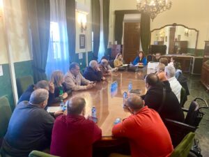 Reunión de asociaciones vecinales en un salón de Melilla