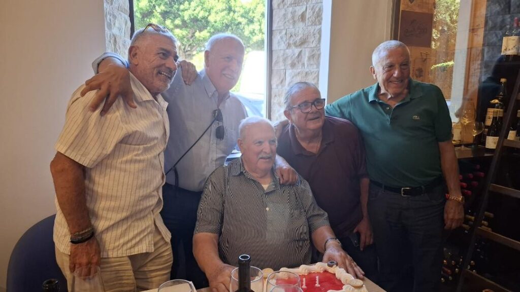 Grupo de amigos celebrando un encuentro del balonmano melillense