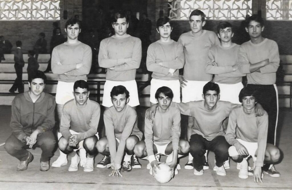 Grupo de antiguos jugadores de balonmano en una reunión especial