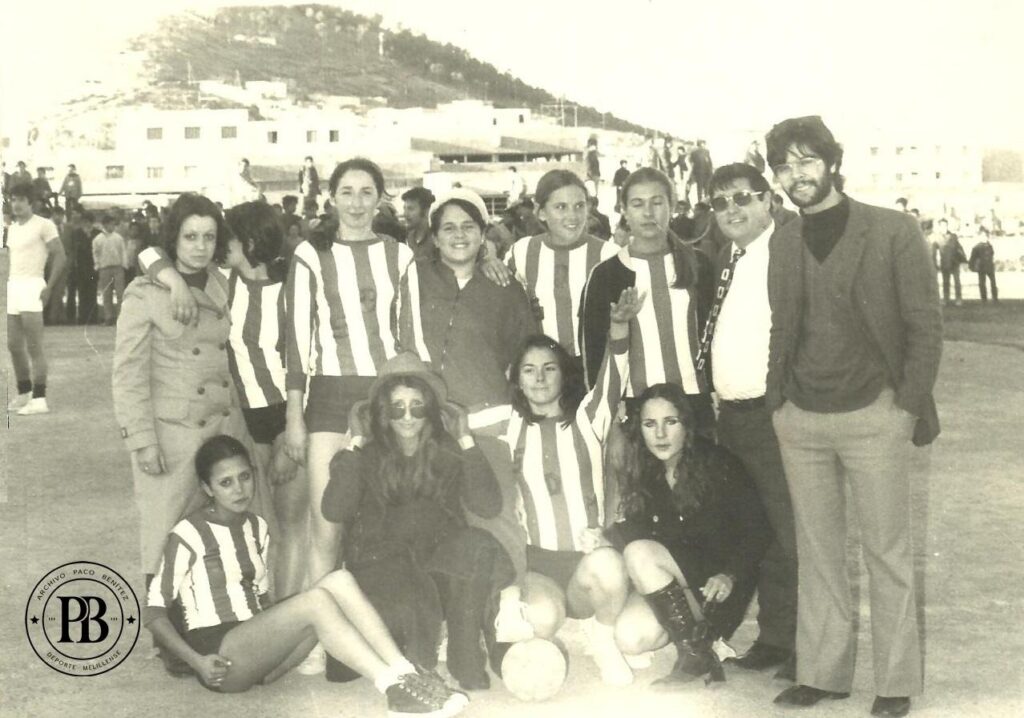 Grupo de antiguos jugadores de balonmano en una reunión especial