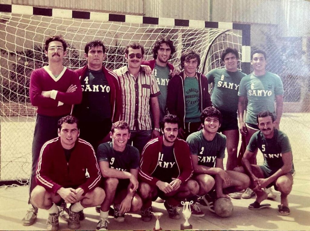 Grupo de antiguos jugadores de balonmano en una reunión especial