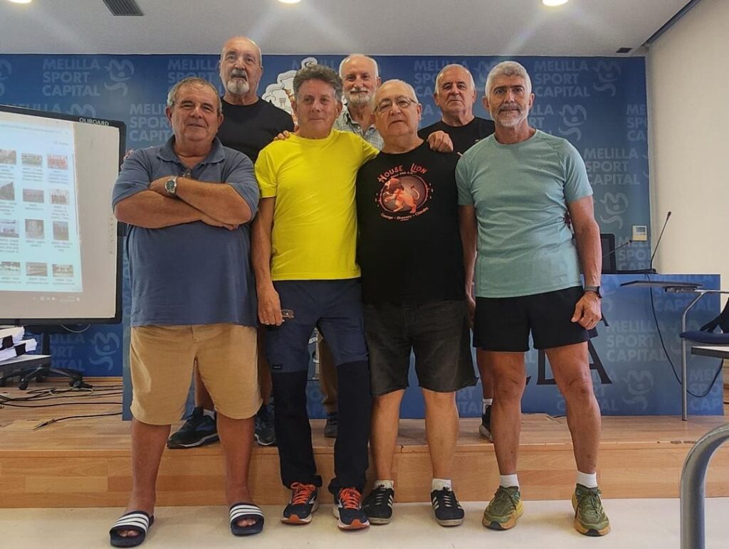 Grupo de antiguos jugadores de balonmano en reunión en Melilla