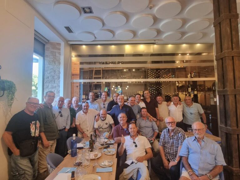 Grupo de amigos del balonmano reunidos en un evento especial