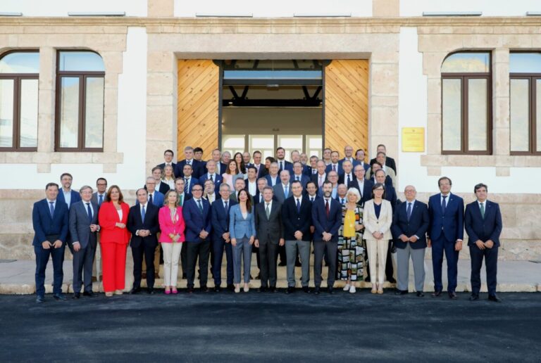 Grupo de personas en la reunión de FCI en Almería 2025