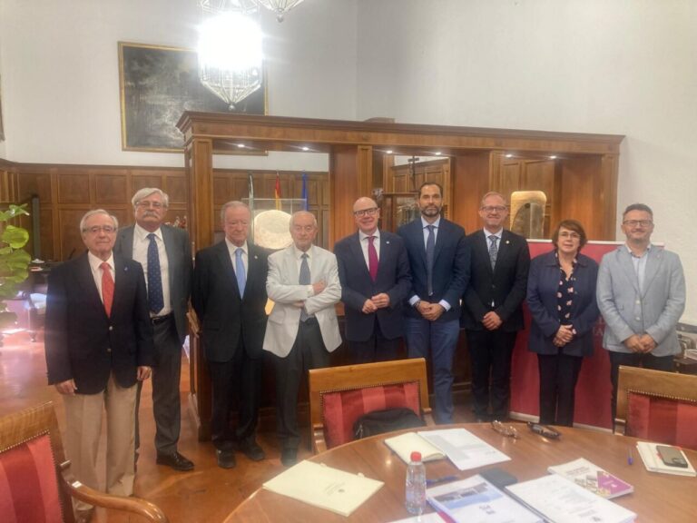 Reunión de la Real Academia de Medicina en Melilla con varios miembros presentes.