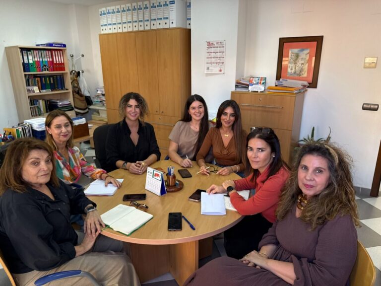 Reunión de la Viceconsejería de Igualdad en Melilla con varias participantes.
